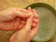 Как убрать супер-клей с пальцев: пошаговая инструкция